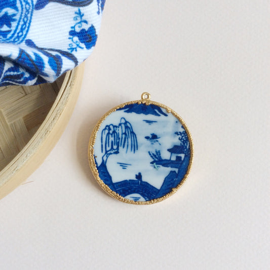 Willow pattern blue and white porcelain medallion pendant brooch