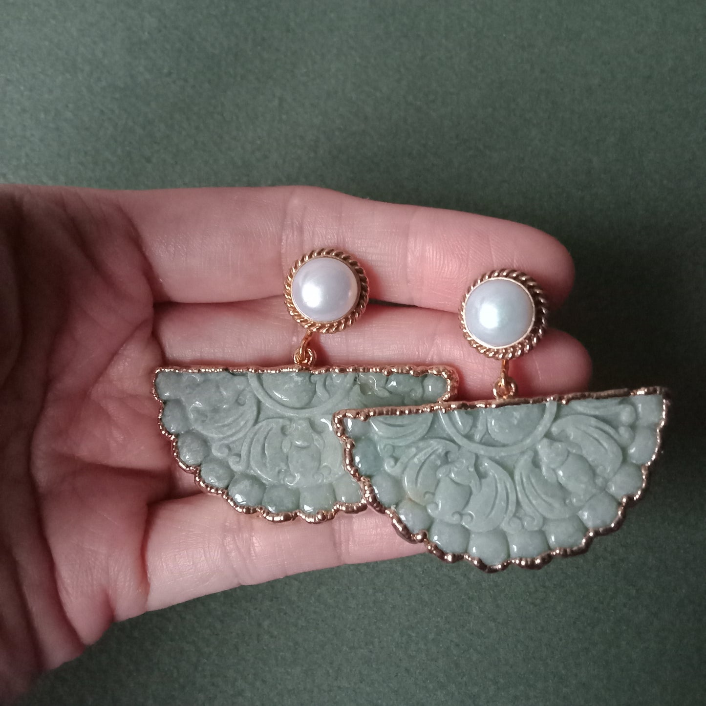 Jade  carving with freshwater pearl ropetwist studs