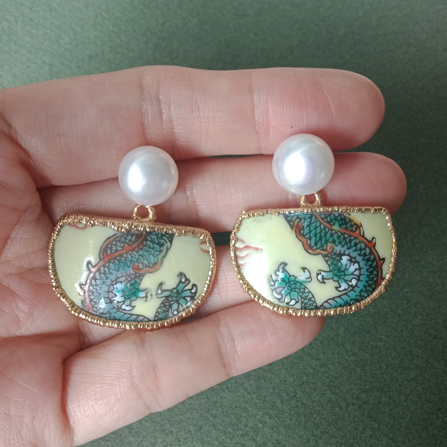 Five-clawed dragon porcelain and FW pearl earrings